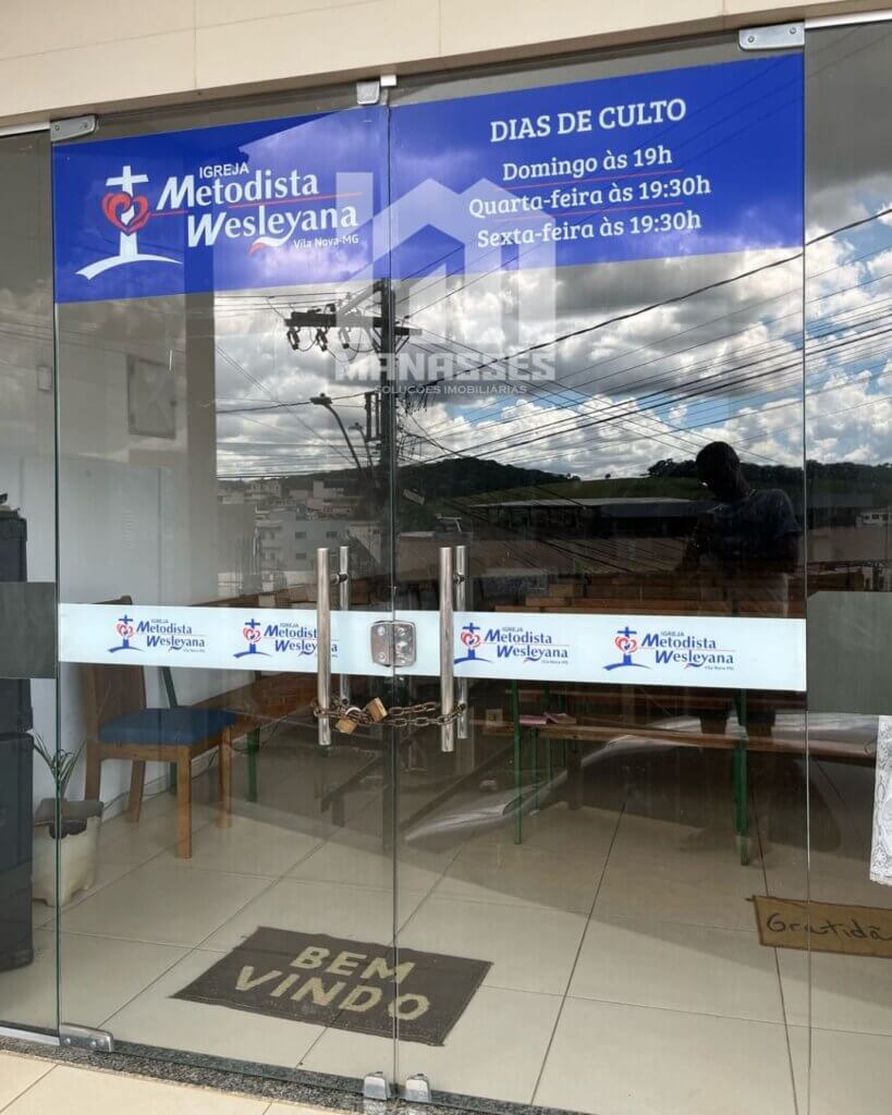 Espaço comercial de prédio a venda em Vila Nova, com porta de vidro e teto revestido com gesso.