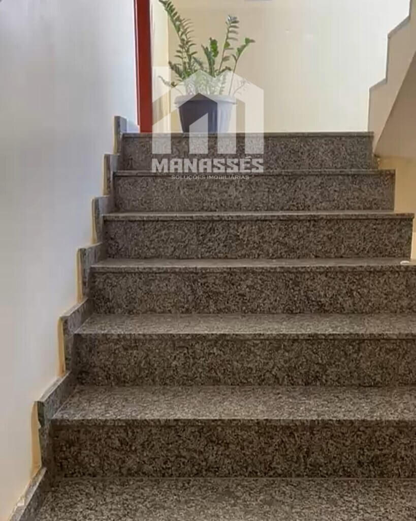 Escadas de prédio a venda em Vila Nova, vestidas com granito. Em bom estado de conservação.