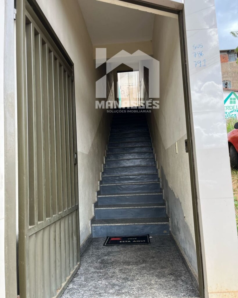 Escada de acesso aos apartamentos do prédio à venda em Vila Nova Mg. Entrada do prédio.