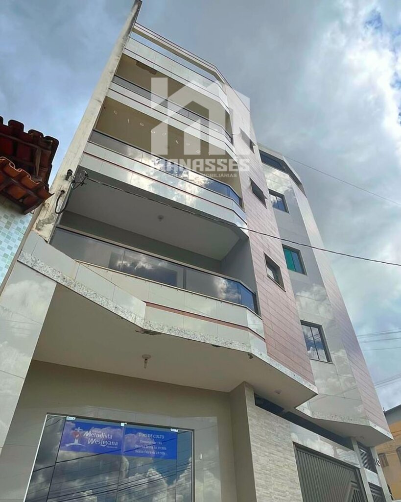 Destaque para as sacadas dos apartamentos da frente do prédio. Sacadas de prédio.