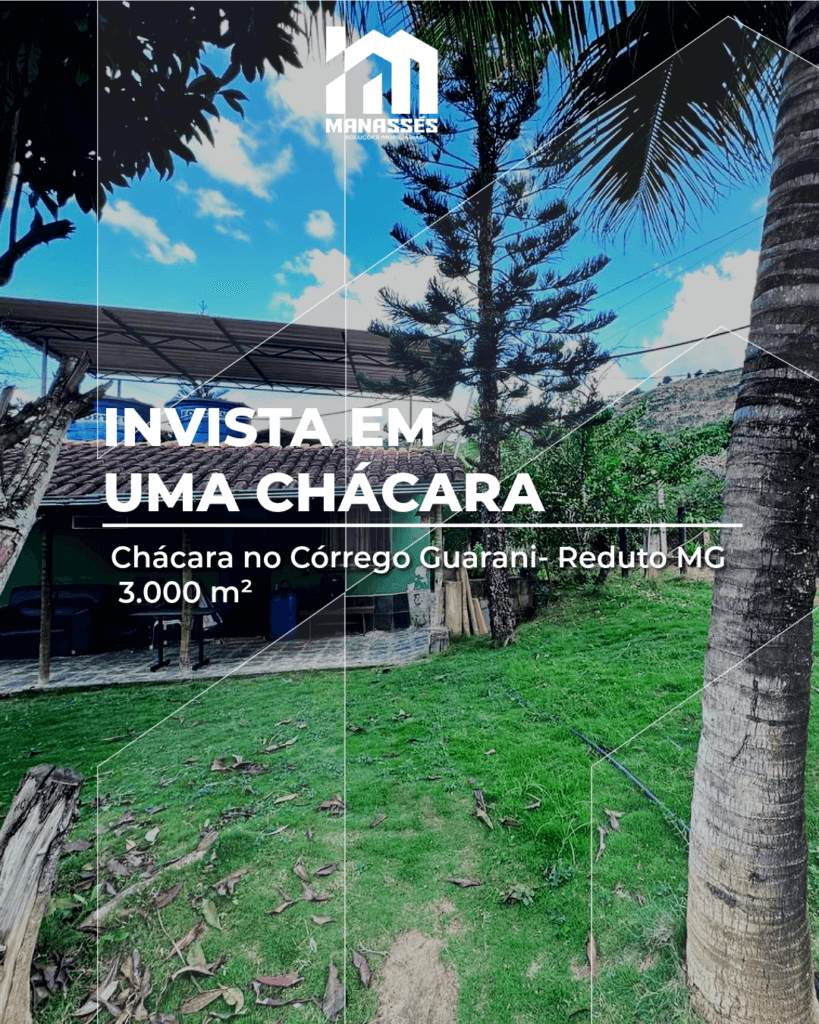 Foto de uma chácara com gramado verde, casa com telhado colonial, árvores e céu azul, localizada no Córrego Guarani, Reduto MG. Imagem promocional da imobiliária Manassés Soluções Imobiliárias com o texto “Invista em uma chácara”.