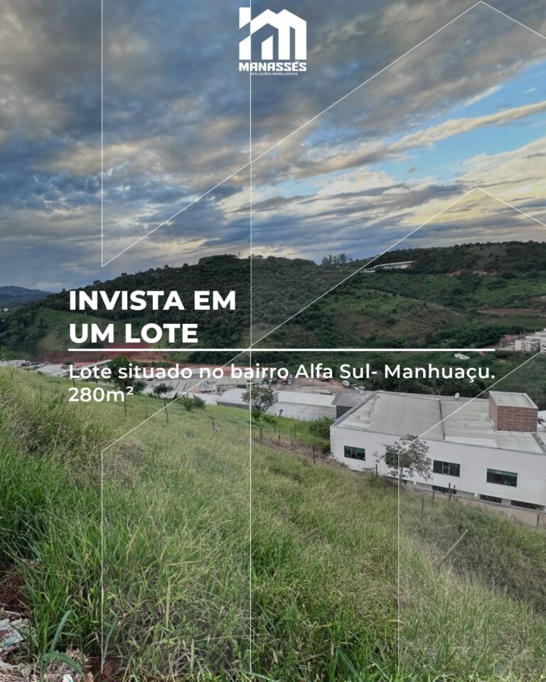 Imagem promocional de um terreno em declive com vegetação alta, vista para galpões e morros ao fundo sob um céu com nuvens dramáticas. No topo da imagem, o logotipo da Manassés Soluções Imobiliárias. Texto sobreposto diz: "Invista em um lote - Lote situado no bairro Alfa Sul - Manhuaçu. 280m²".