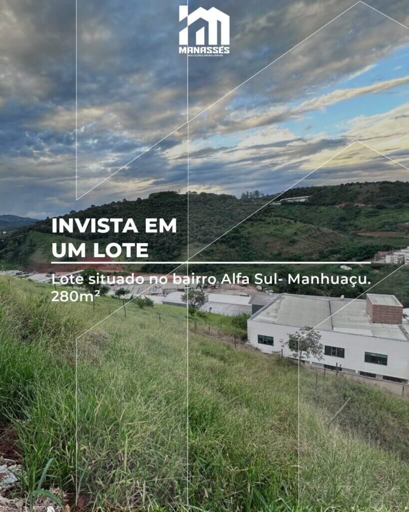 Imagem promocional de um terreno em declive com vegetação alta, vista para galpões e morros ao fundo sob um céu com nuvens dramáticas. No topo da imagem, o logotipo da Manassés Soluções Imobiliárias. Texto sobreposto diz: "Invista em um lote - Lote situado no bairro Alfa Sul - Manhuaçu. 280m²".
