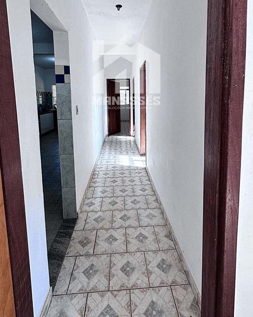 Corredor interno com piso cerâmico e portas de madeira – Manassés Soluções Imobiliárias