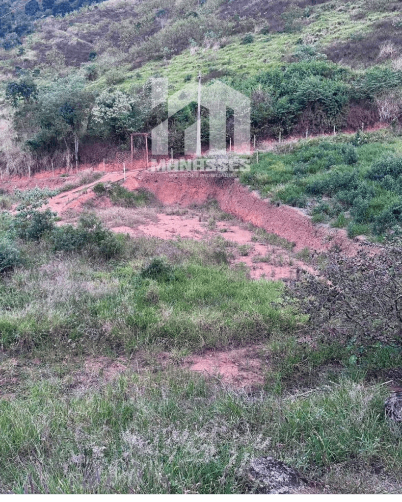 Vista de terreno à venda no Córrego Sinceridade, Manhuaçu MG, com área limpa e vegetação nativa ao redor. Venda no formato Ad Corpus pela Manassés Soluções Imobiliárias.