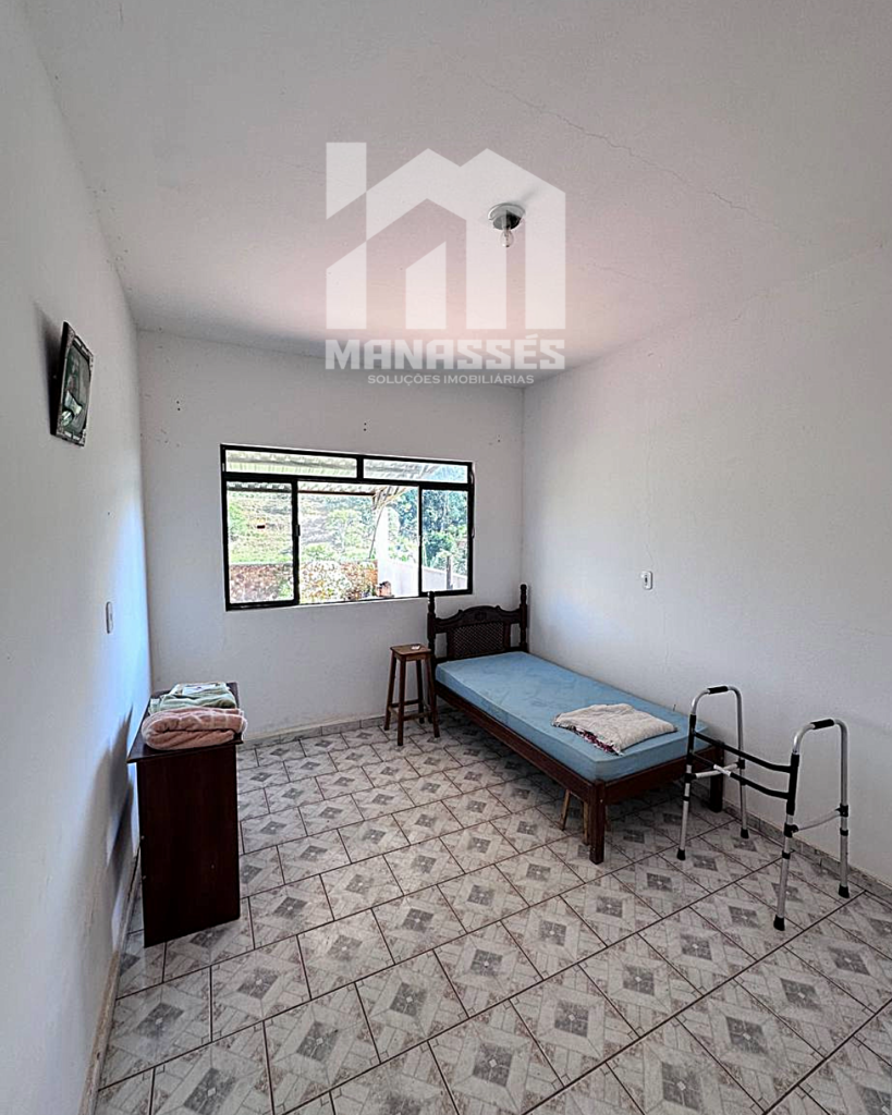 Quarto simples com cama de solteiro e janela ampla – Manassés Soluções Imobiliárias.