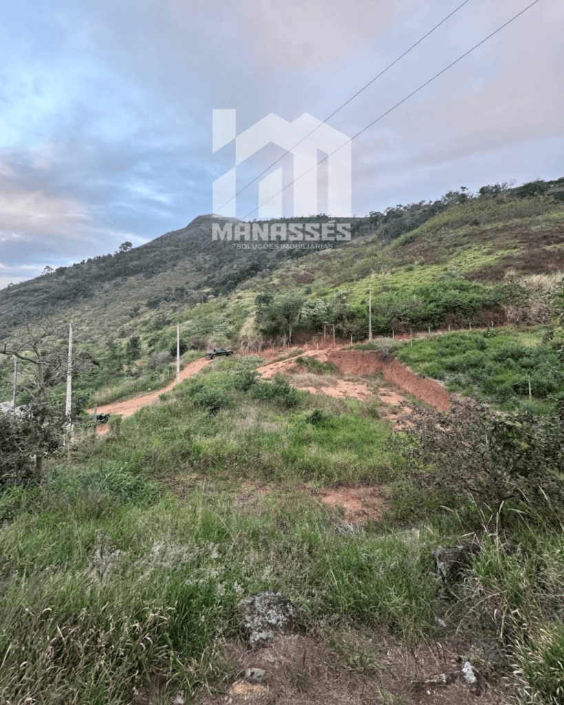 Terreno à venda em Manhuaçu MG, no Córrego Sinceridade, com topografia mista, vegetação preservada e vista para a serra. Imóvel à venda no modelo Ad Corpus pela Manassés Soluções Imobiliárias.