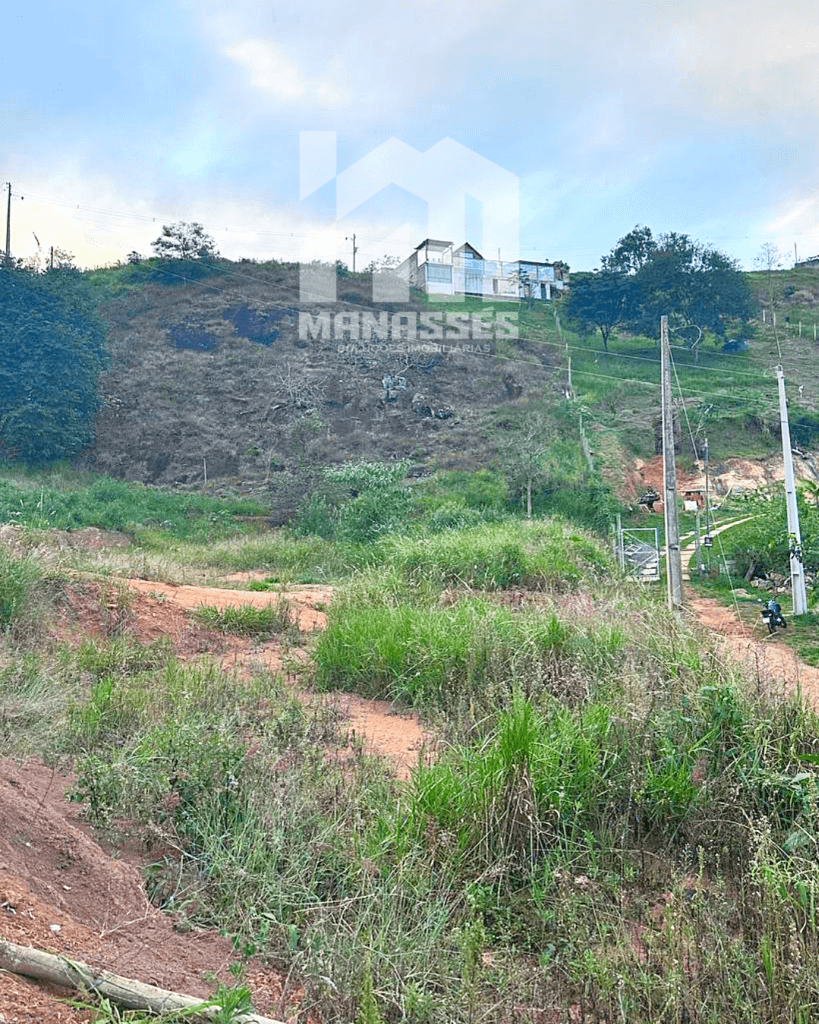 Terreno à venda no Córrego Sinceridade em Manhuaçu MG, com acesso por estrada de terra, vegetação natural e casa vizinha em ponto elevado. Venda no formato Ad Corpus pela Manassés Soluções Imobiliárias.