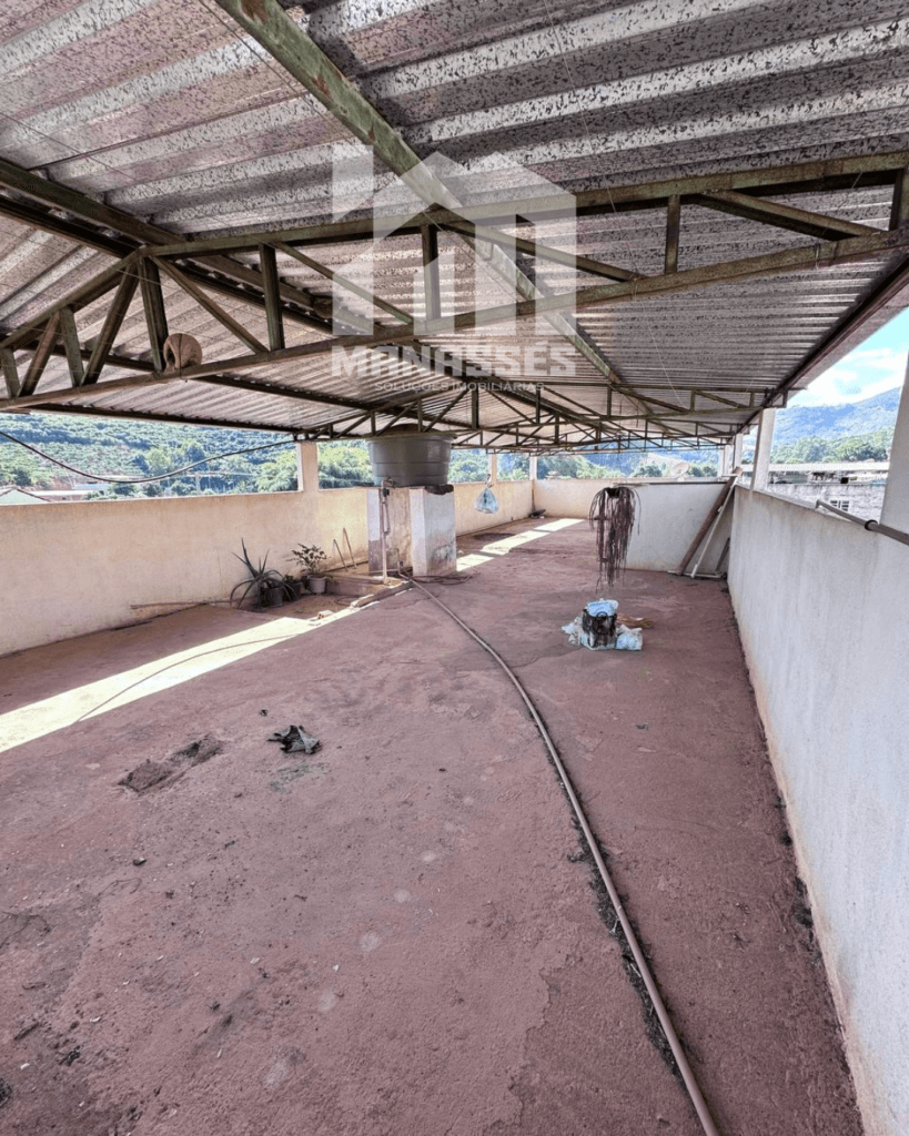 Cobertura ampla com telhado metálico e vista panorâmica, pertencente a imóvel da vendido pela Manassés Soluções Imobiliárias.