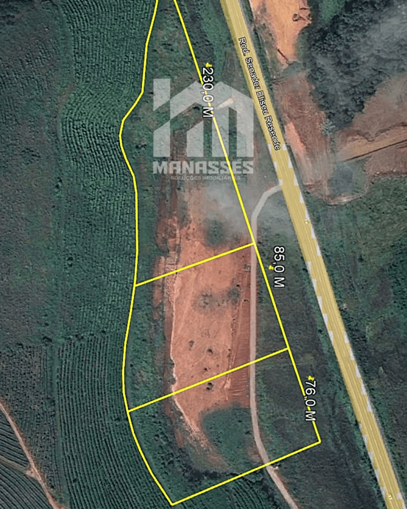 Imagem aérea de terreno de 30.000 m² às margens da BR-262 em Manhuaçu/MG, com demarcação dos limites e medidas aproximadas em metros.