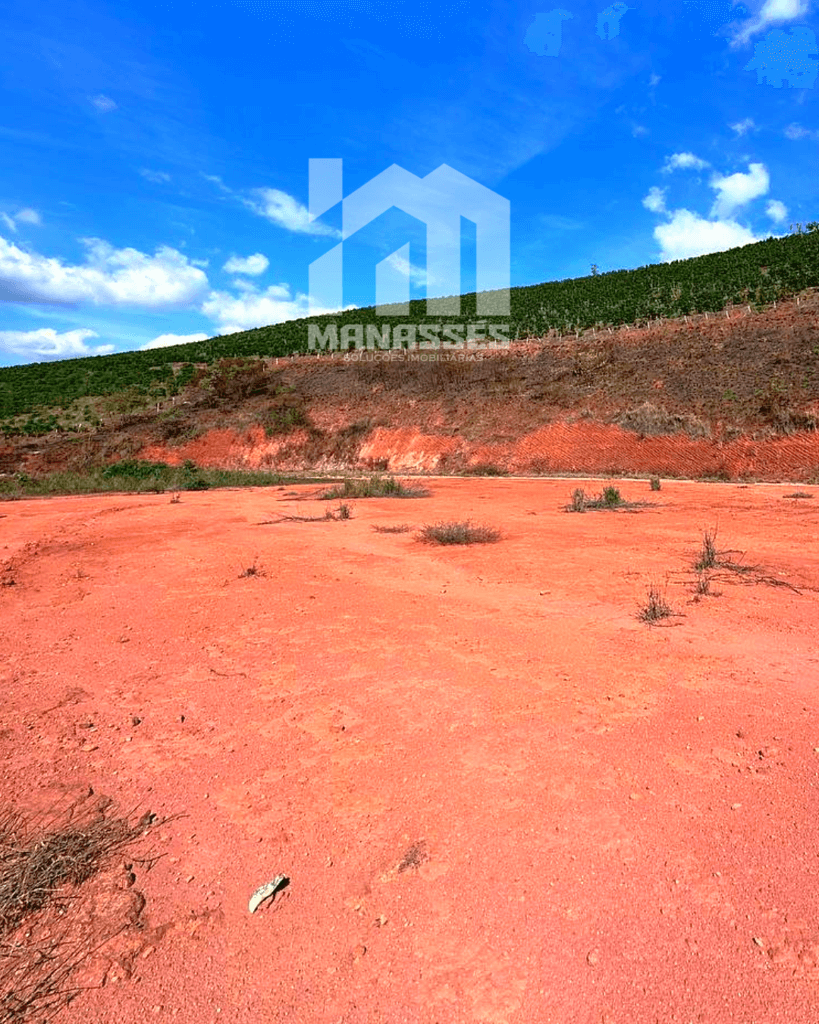 Terreno amplo e ensolarado à venda em Manhuaçu-MG, com solo firme e topografia plana, ideal para construção residencial ou comercial, localizado às margens da BR-262 e anunciado pela Manassés Soluções Imobiliárias.