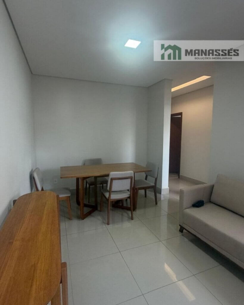 Sala de jantar integrada com sala de estar, mesa para refeições, sofá e piso em porcelanato em imóvel à venda em Manhuaçu.