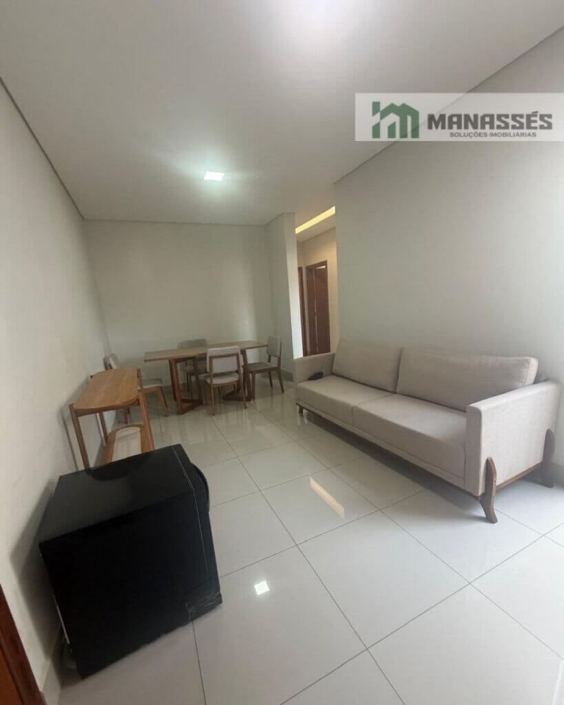 Sala de estar e jantar integrada com sofá, mesa de refeições, piso em porcelanato e acabamento moderno em imóvel à venda em Manhuaçu.