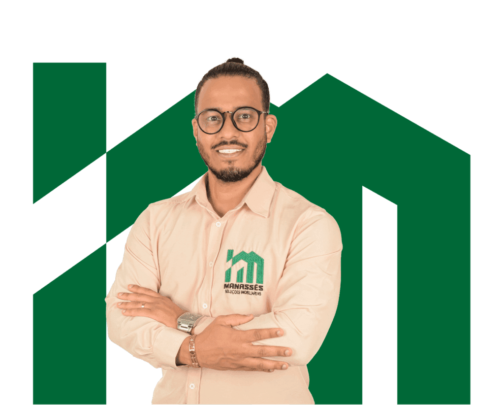 Consultor imobiliário sorridente de braços cruzados usando camisa bege com logo verde da Manassés Soluções Imobiliárias, diante de fundo preto com símbolo geométrico verde.