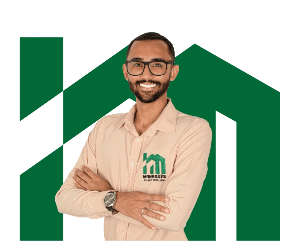 Consultor imobiliário sorridente de braços cruzados usando camisa bege com logo verde da Manassés Soluções Imobiliárias, diante de fundo preto com símbolo geométrico verde.
