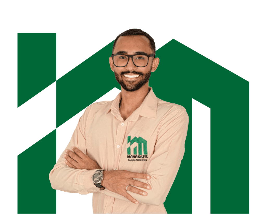 Consultor imobiliário sorridente de braços cruzados usando camisa bege com logo verde da Manassés Soluções Imobiliárias, diante de fundo preto com símbolo geométrico verde.