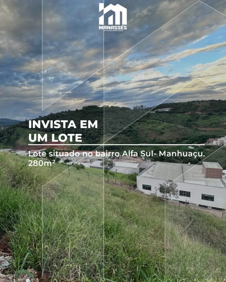 Imagem promocional de um terreno em declive com vegetação alta, vista para galpões e morros ao fundo sob um céu com nuvens dramáticas. No topo da imagem, o logotipo da Manassés Soluções Imobiliárias. Texto sobreposto diz: "Invista em um lote - Lote situado no bairro Alfa Sul - Manhuaçu. 280m²".
