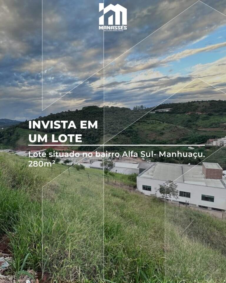Imagem promocional de um terreno em declive com vegetação alta, vista para galpões e morros ao fundo sob um céu com nuvens dramáticas. No topo da imagem, o logotipo da Manassés Soluções Imobiliárias. Texto sobreposto diz: "Invista em um lote - Lote situado no bairro Alfa Sul - Manhuaçu. 280m²".
