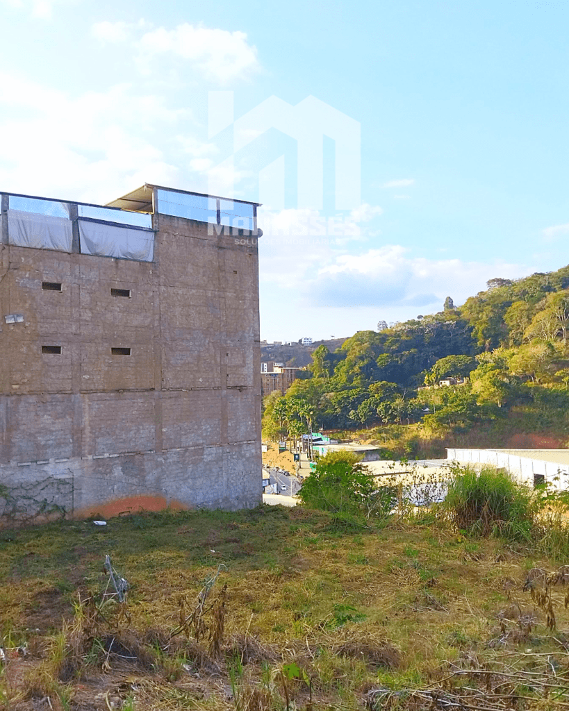 Vista de lote plano à venda no bairro Santana, em Manhuaçu-MG, com frente para a Avenida Castelo Branco e visibilidade para a BR-262, ideal para construção comercial ou residencial.