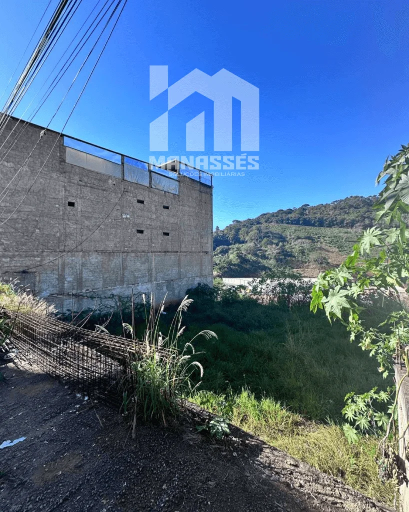 Vista de lote plano à venda no bairro Santana, em Manhuaçu-MG, com frente para a Avenida Castelo Branco e visibilidade para a BR-262, ideal para construção comercial ou residencial.