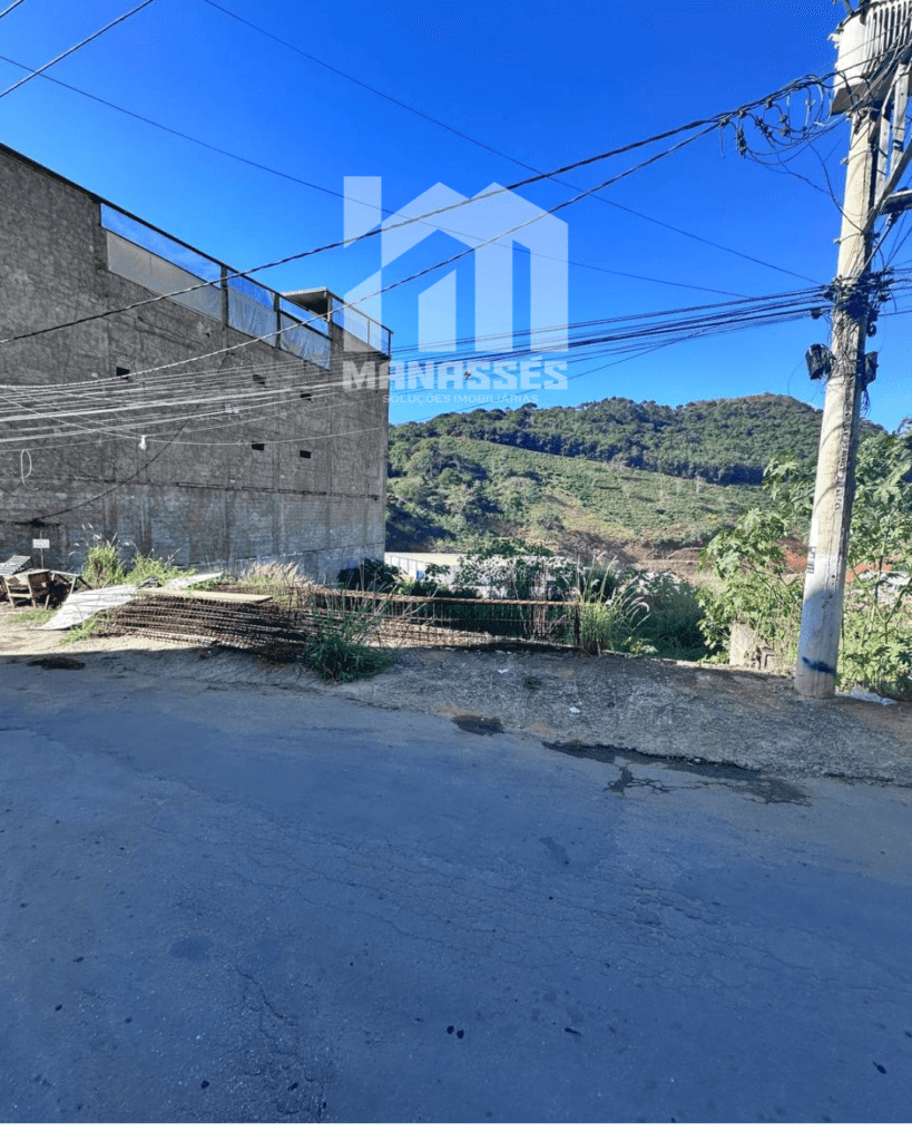 Imagem de lote urbano à venda em Manhuaçu-MG, localizado na Avenida Castelo Branco, com acesso direto pela rua asfaltada e vista ampla para área verde e BR-262.